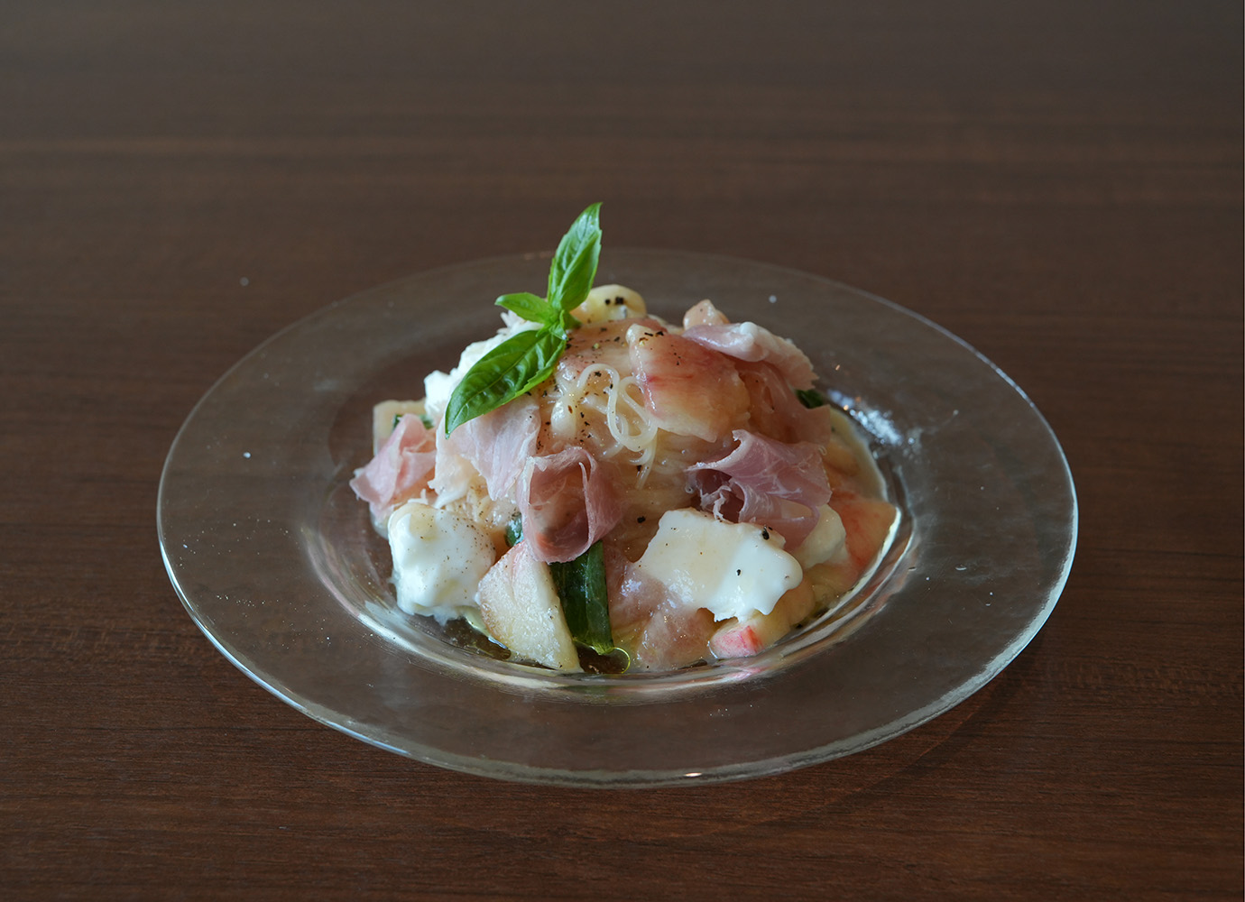 桃と生ハム、モッツァレラの冷製パスタ